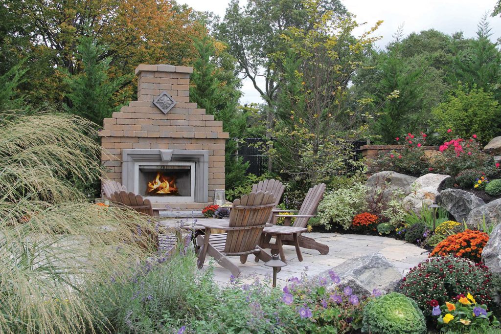Simple Outdoor Fireplace Ideas for Relaxed Backyard Living